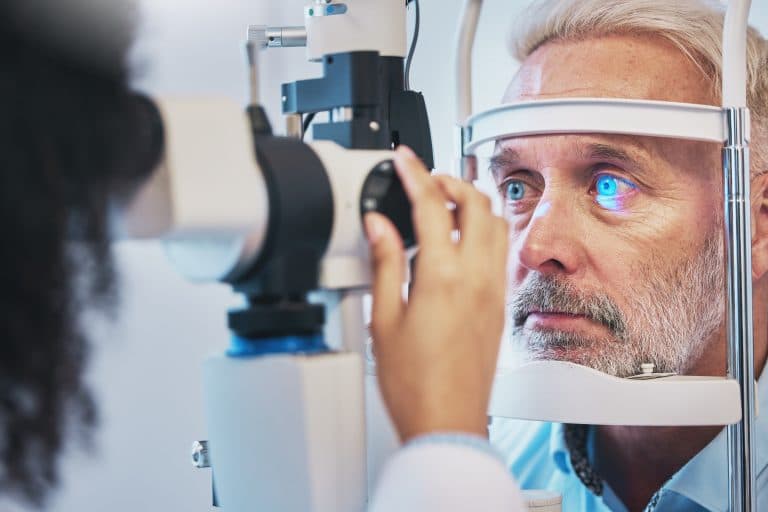 Paciente realizando exame oftalmológico para diagnóstico e acompanhamento do Glaucoma em consulta com especialista.