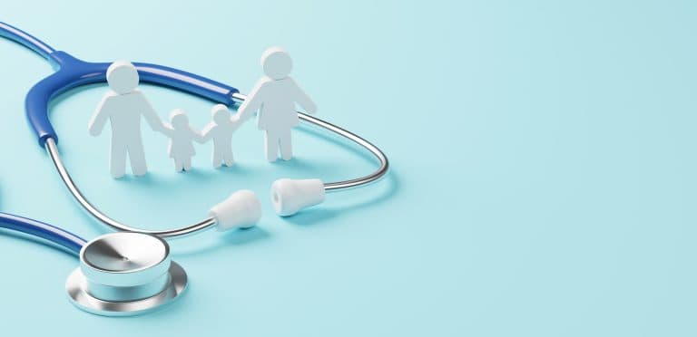 Ilustração de uma família ao lado de um estetoscópio, representando o cuidado integral e contínuo oferecido pela medicina da família em todas as fases da vida.