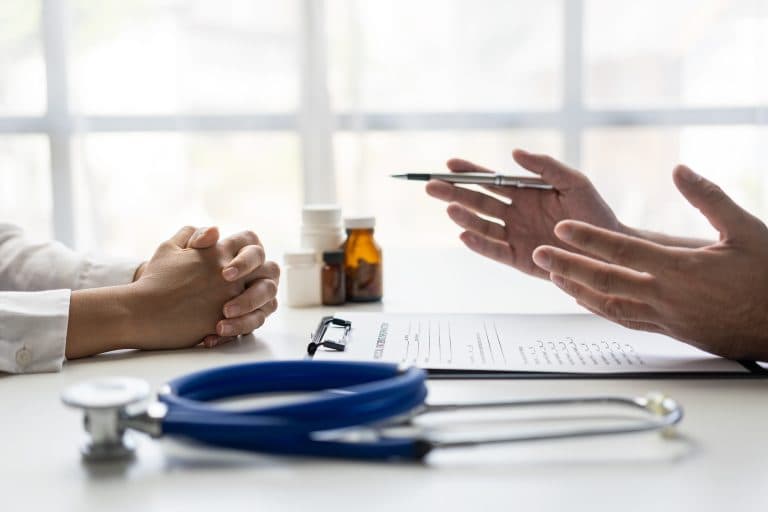 Consulta com psiquiatra, com profissional orientando paciente sobre cuidados com a saúde mental e uso de medicamentos.