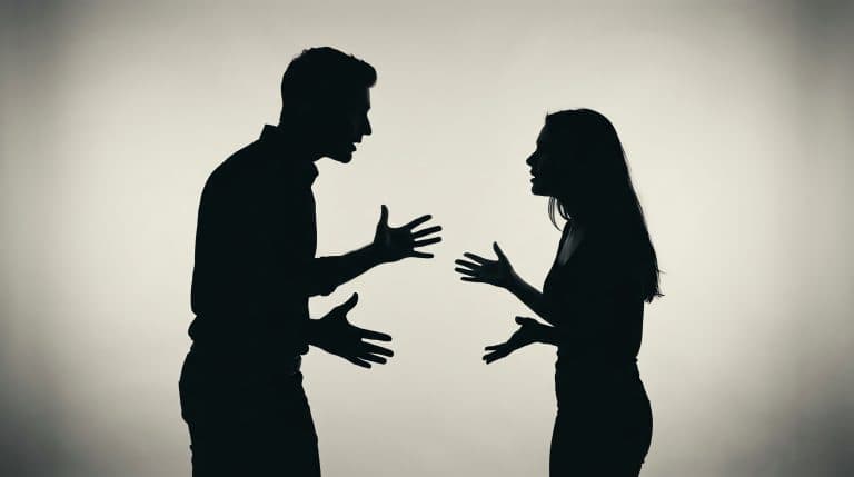 Silhueta de um casal discutindo, com gestos de conflito e tensão, representando sinais de um relacionamento abusivo.